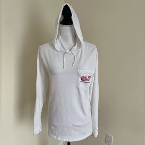 Vineyard vines || Woman’s white hooded t-shirt with kisses on the logo sz XS